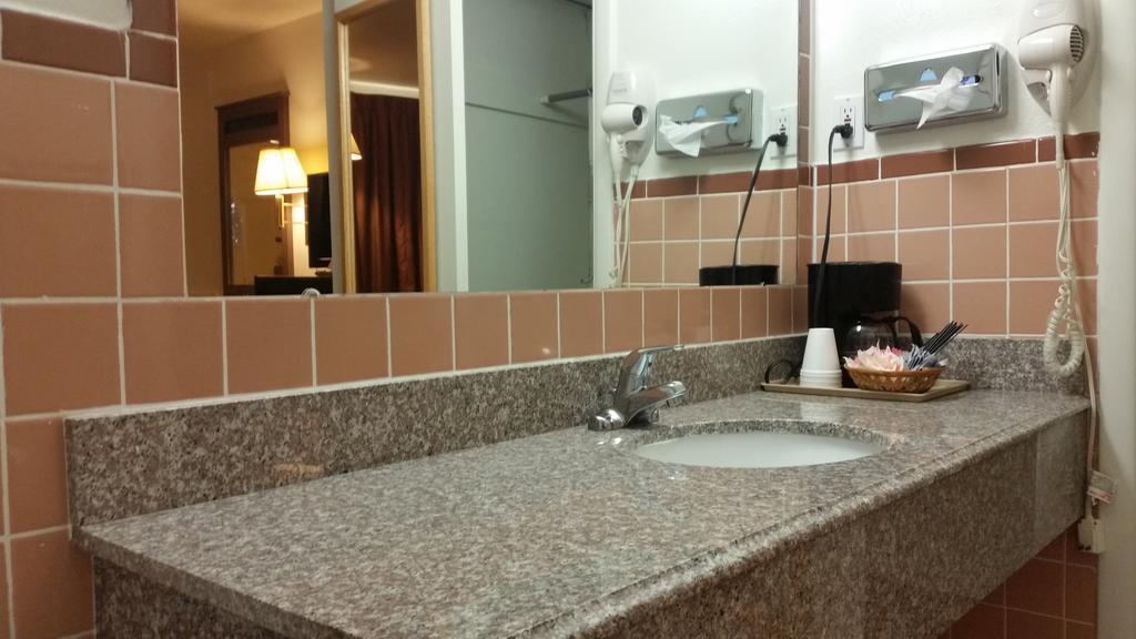 American Inn Of Liberal Bagian luar foto