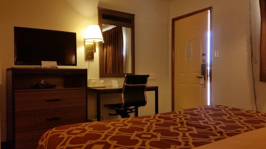 American Inn Of Liberal Bagian luar foto