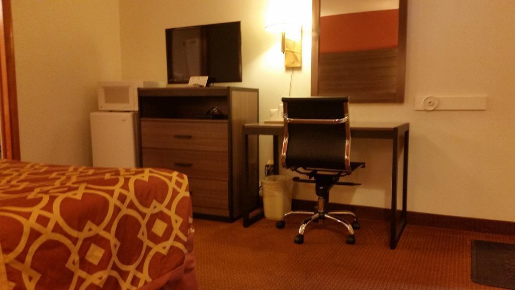 American Inn Of Liberal Bagian luar foto