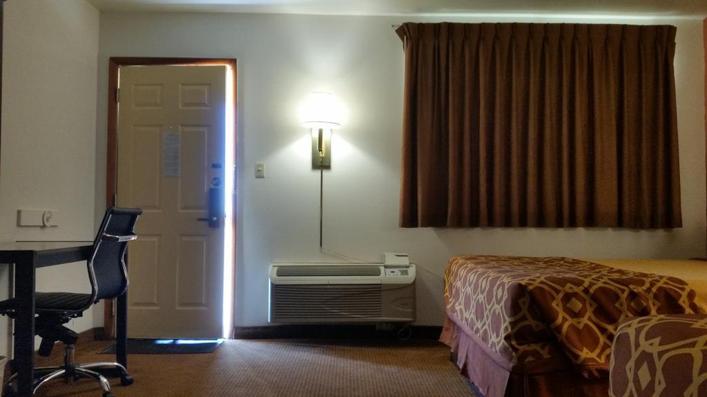 American Inn Of Liberal Bagian luar foto