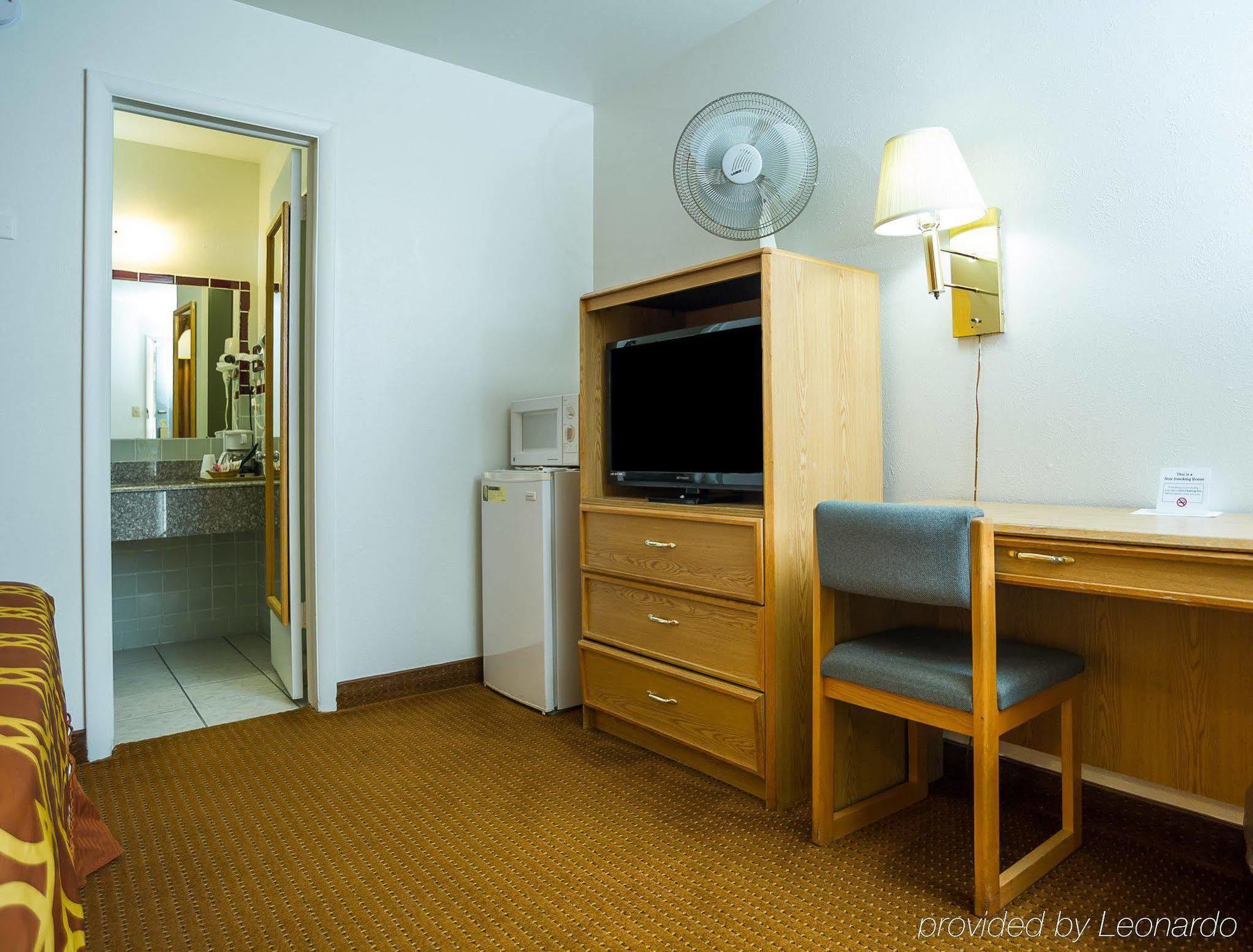 American Inn Of Liberal Bagian luar foto