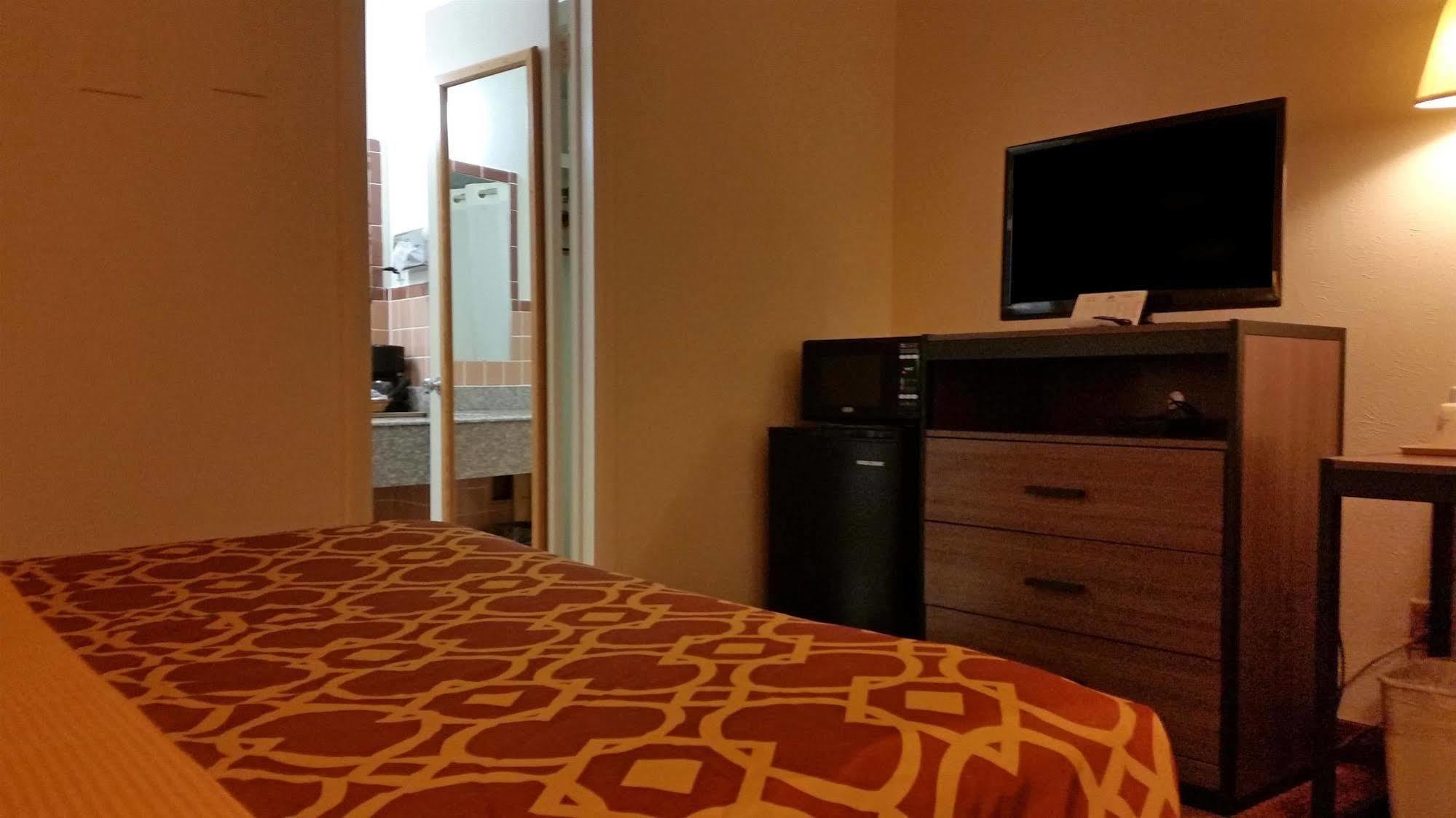 American Inn Of Liberal Bagian luar foto