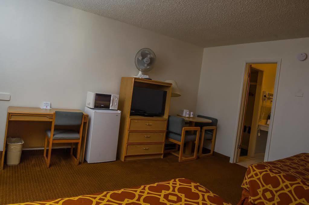 American Inn Of Liberal Bagian luar foto