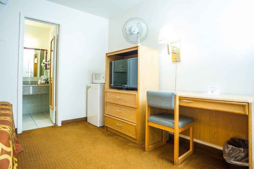 American Inn Of Liberal Bagian luar foto