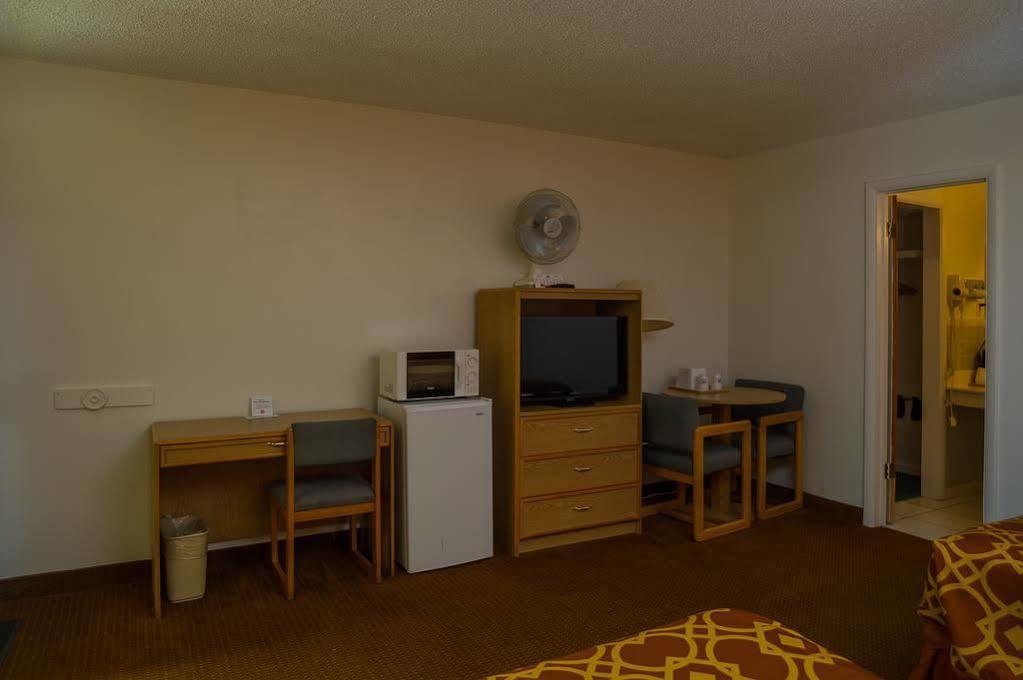 American Inn Of Liberal Bagian luar foto