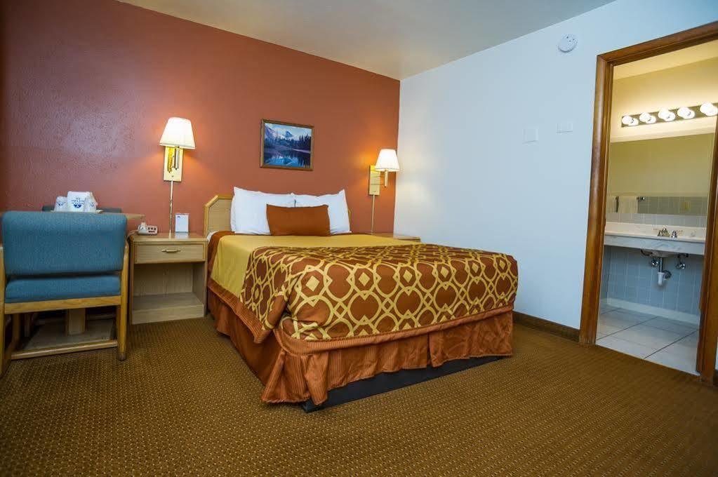 American Inn Of Liberal Bagian luar foto