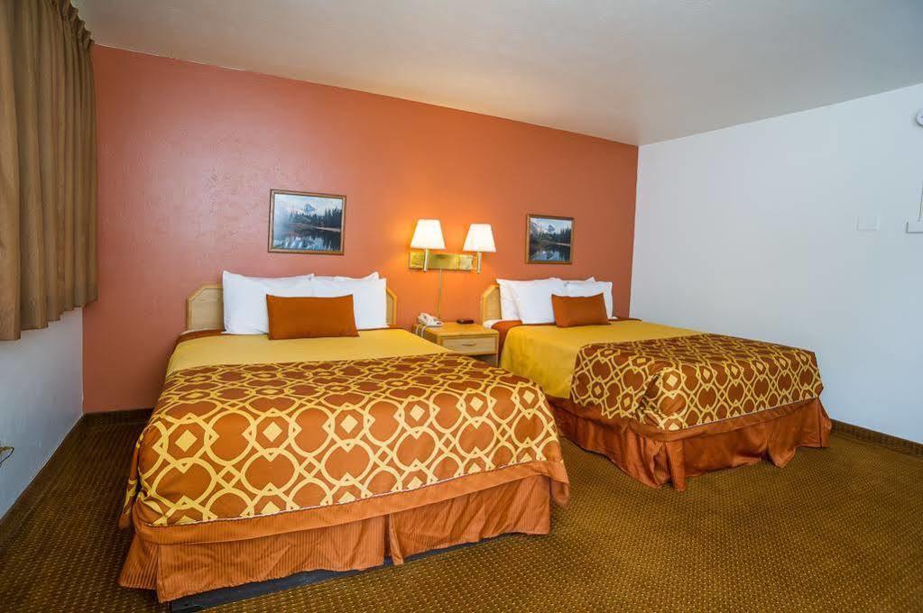 American Inn Of Liberal Bagian luar foto