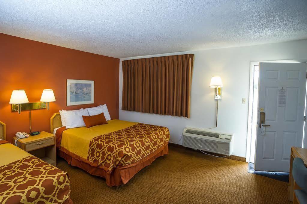 American Inn Of Liberal Bagian luar foto